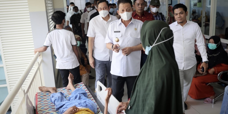 Pj Gubernur Aceh, Achmad Marzuki melakukan sidak rumah sakit RSUDZA dan PMI Banda Aceh, Rabu, (20/7/2022). (Foto: Adpim Sekda Aceh)