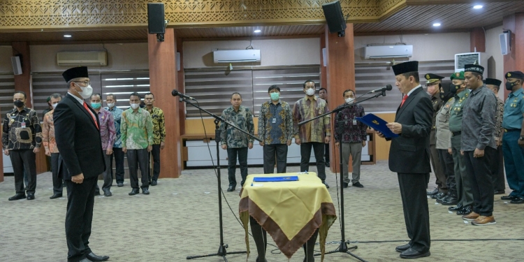 Penjabat Gubernur Aceh, Achmad Marzuki, mengukuhkan Supriyadi sebagai Kepala Perwakilan Badan Pengawasan Keuangan dan Pembangunan (BPKP) Aceh, di Gedung Serbaguna Setda Aceh, Kamis (21/7/2022). (Foto: Ist)