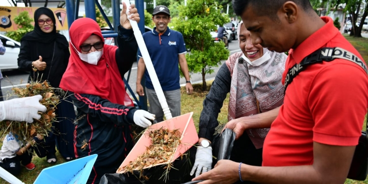 Gotong royong massal di gampong Ulee Lheue Banda Aceh. (Foto: Ist)