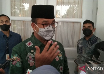 Gubernur DKI Jakarta Anies Baswedan diwawancarai media di Balai Kota Jakarta, Senin (20/12/2021). (ANTARA/Dewa Ketut Sudiarta Wiguna)