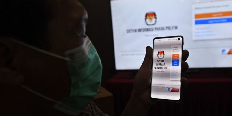 Petugas Komisi Pemilihan Umum (KPU) menunjukkan tampilan Sistem Informasi Partai Politik (Sipol) Pemilu 2024 di Jakarta, Jumat (24/6/2022). (Foto: Antara/ Aditya Pradana Putra)