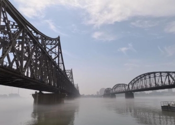 Arsip - Dua jembatan di atas sungai yang menghubungkan Kota Dandong di wilayah barat laut China dengan Korea Utara. (ANTARA/M. Irfan Ilmie)