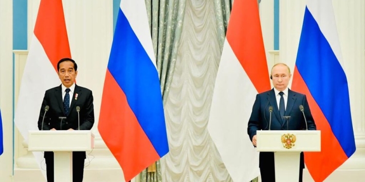 Presiden Joko Widodo bersama Presiden Rusia Vladimir Putin memberikan keterangan pers bersama usai melakukan pertemuan di Istana Kremlin, Moskow. Foto: BPMI Setpres/Laily Rachev