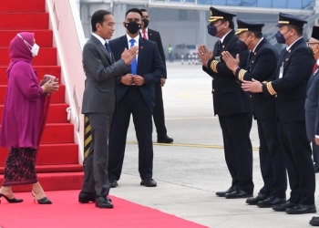 Presiden dan Ibu Iriana Jokowi tiba di Bandara Soekarno-Hatta, Tangerang, Banten, Sabtu (02/07/2022). (Foto: BPMI Setpres/Lukas)