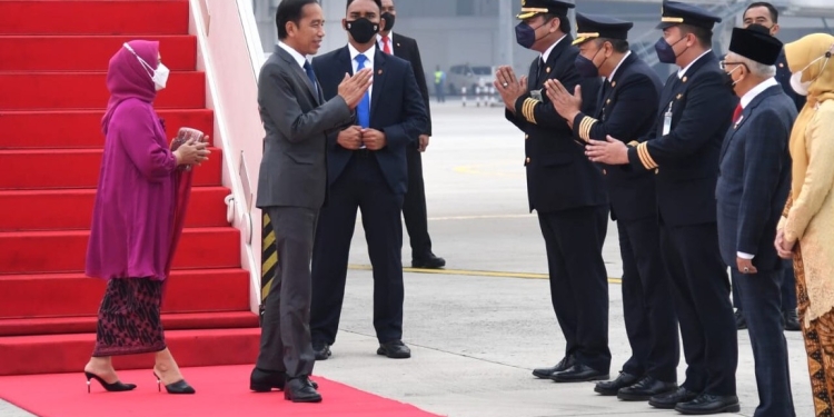 Presiden dan Ibu Iriana Jokowi tiba di Bandara Soekarno-Hatta, Tangerang, Banten, Sabtu (02/07/2022). (Foto: BPMI Setpres/Lukas)