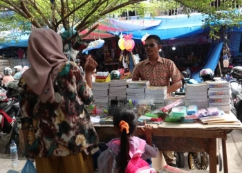 Penjual ATS musiman menjajakan dagangannya di Pasar Aceh. (15/7/2022). (ANTARA/Nurul Hasanah)