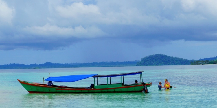 Wisatawan Macanegara sedang menikmati liburan di salah satu pulau yang ada di Pulau Banyak, Aceh Singkil, Aceh. (Foto: Fahzian Aldevan)