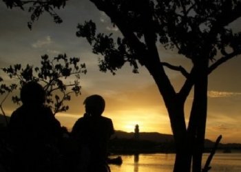 Ilustrasi - Warga sedang menikmati matahari terbenam di kawasan pantai Ulee Lheue Banda Aceh (ANTARA FOTO/Ampelsa)