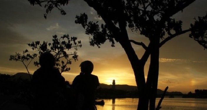 Ilustrasi - Warga sedang menikmati matahari terbenam di kawasan pantai Ulee Lheue Banda Aceh (ANTARA FOTO/Ampelsa)