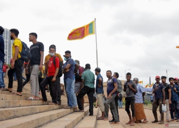Para pengunjuk rasa antre memasuki gedung Sekretariat Presiden untuk sarapan setelah Presiden Gotabaya Rajapaksa melarikan diri, di tengah krisis ekonomi negara, di Kolombo, Sri Lanka, Minggu (10/7/222). ANTARA FOTO/Reuters-Dinuka Liyanawatte/hp​​​​​​​