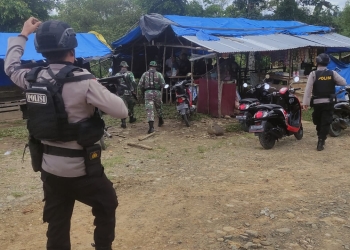 Patroli gabungan di Geumpang, Pidie untuk mengimbau masyarakat agar menghentikan kegiatan penambangan emas ilegal. (Foto: Dok. Polres Pidie)