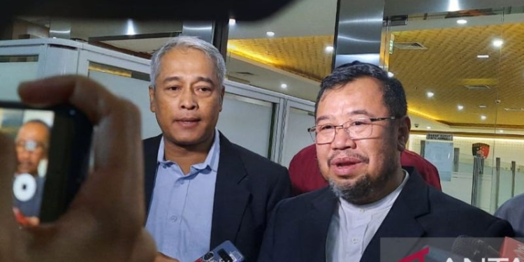 Pendiri Aksi Cepat Tanggap (ACT) Ahyudin didampingi tim pengacaranya memberikan keterangan kepada wartawan usai menjalani pemeriksaan di Gedung Bareskrim Polri, Jakarta, Selasa (12/7/2022). (ANTARA/Laily Rahmawaty)