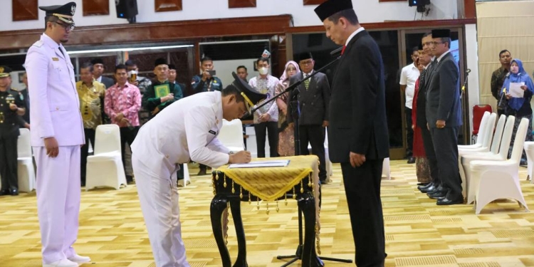 Prosesi pelantikan Marthunis dan Ahmadlyah sebagai Penjabat Bupati Aceh Singkil dan Simeulue, di Anjong Mon Mata Pendopo Gubernur, Kamis, (21/7/2022). (Foto: Adpim Sekda Aceh)