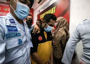 Petugas menggiring tersangka, Moch Subchi Azal Tsani (kedua kiri), seusai pengungkapan kasus di Rumah Tahanan Surabaya di Medaeng, Sidoarjo, Jawa Timur, Jumat (8/7/2022). (ANTARA FOTO/Umarul Faruq)