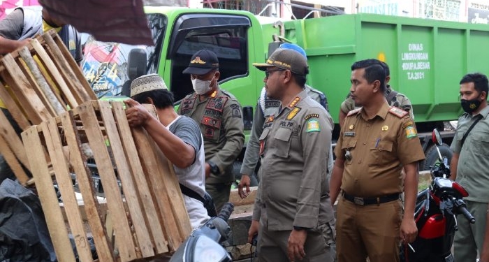 Satpol PP dan WH Aceh Besar melakukan penertiban pedagang di Lambaro. (Foto: Ist)