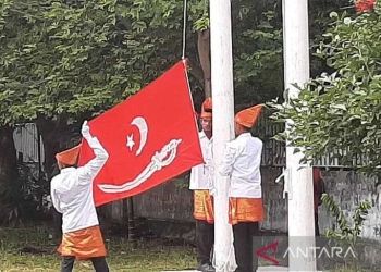 Pengibar mengibarkan bendera alam pedang, bendera Kerajaan Aceh Darussalam, di Istana Darul Ihsan, Banda Aceh, Sabtu (30/7/2022). ANTARA/M Haris SA