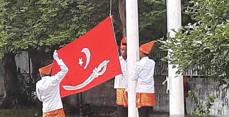 Pengibar mengibarkan bendera alam pedang, bendera Kerajaan Aceh Darussalam, di Istana Darul Ihsan, Banda Aceh, Sabtu (30/7/2022). ANTARA/M Haris SA