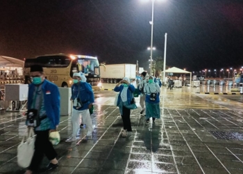 Rombongan Jemaah haji asal embarkasi Solo (SOC) saat awal turunya hujan di Bandara, Madinah. (Foto: Dok. Kemenag)