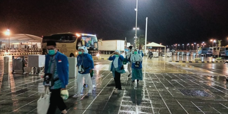 Rombongan Jemaah haji asal embarkasi Solo (SOC) saat awal turunya hujan di Bandara, Madinah. (Foto: Dok. Kemenag)