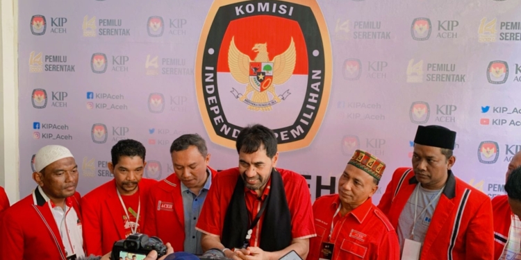 Ketua Umum Partai Aceh Mualem (Tengah) dan Sekretaris Jenderal Abu Razak (dua kanan) sedang menyampaikan keterangan kepada awak media, Minggu 7 Agustus 2022. (Foto: Dok. Partai Aceh)