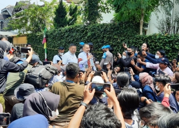 Pengacara keluarga Brigadir J, Kamaruddin Simanjuntak memberikan keterangan kepada media di lokasi rekonstruksi ulang pembunuhan Brigadir J di Duren Tiga, Jakarta Selatan, Selasa (30/8/2022). ANTARA/Laily Rahmawaty