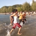 Petugas mengevakuasi korban tenggelam di Pantai Lhoknga, Aceh Besar, Minggu (14/8/2022). (Foto: Ist)
