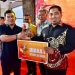 Kepala Dinas Kebudayaan dan Pariwisata Aceh Almuniza Kamal (kiri) memberikan plakat juara 1 event Aceh Culinary Festival 2022 kepada Pj Bupati Aceh Besar Muhammad Iswanto (kanan). (Foto: Ist)