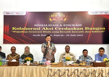Direktur Utama Bank Aceh, Haizir Sulaiman memberikan sambutan dalam Sosialisasi dan Edukasi Kolaborasi Aksi Cerdaskan Bangsa, di SMAN 1 Tapaktuan, Aceh Selatan, Jumat (29/7/2022). (Foto untuk Alibi)