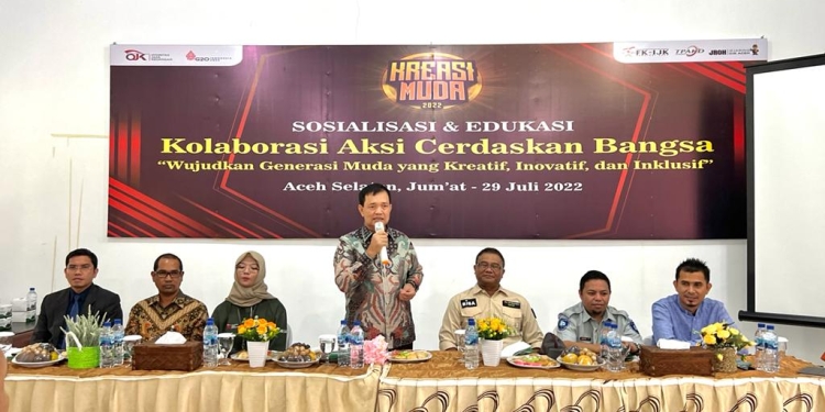Direktur Utama Bank Aceh, Haizir Sulaiman memberikan sambutan dalam Sosialisasi dan Edukasi Kolaborasi Aksi Cerdaskan Bangsa, di SMAN 1 Tapaktuan, Aceh Selatan, Jumat (29/7/2022). (Foto untuk Alibi)