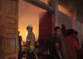 Petugas kebakaran sedang memadamkan api di gudang sembako di Gampong Pantee, Kecamatan Ingin Jaya, Kabupaten Aceh Besar. (ANTARA/HO-BPBD Aceh Besar) (ANTARA/HO-BPBD Aceh Besar)