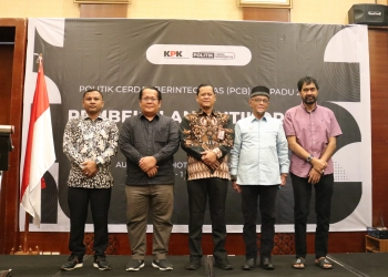 Foto bersama empat partai lokal Aceh bersama Komisi Pemberantasan Korupsi (KPK) dalam acara Politik Cerdas Berintegritas Terpadu (PCB Terpadu) Tahun 2022 di Hotel Hermes Banda Aceh, Selasa, (30/8/2022). (Foto: Fahzian Aldevan)