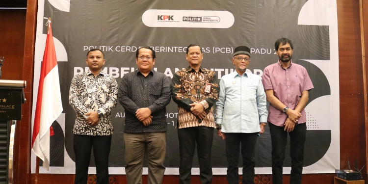 Foto bersama empat partai lokal Aceh bersama Komisi Pemberantasan Korupsi (KPK) dalam acara Politik Cerdas Berintegritas Terpadu (PCB Terpadu) Tahun 2022 di Hotel Hermes Banda Aceh, Selasa, (30/8/2022). (Foto: Fahzian Aldevan)