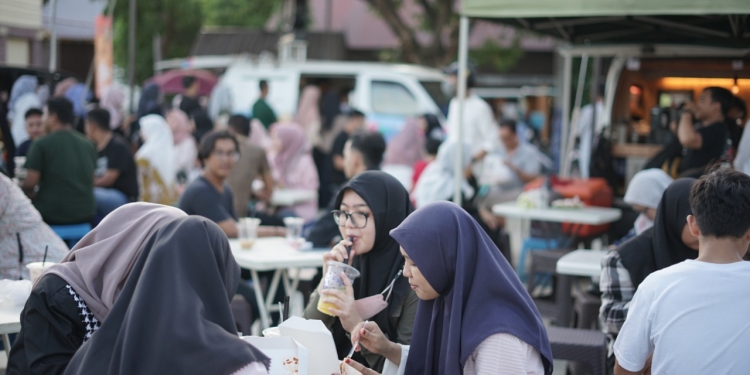 Pengunjung di Aceh Culinary Festival 2022 (ACF22) di Taman Sulthanah Safiatuddin, Kota Banda Aceh. (Foto: Dok. Disbudpar)