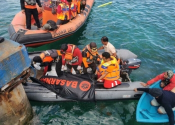 Tim SAR gabungan saat mengevakuasi jenazah seorang personel TNI usai tenggelam di Pantai Nirwana, Kota Baubau, Sulawesi Tenggara, Selasa (23/8/2022) (ANTARA/HO-Humas Basarnas Kendari)