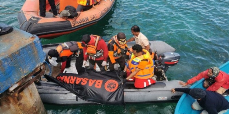 Tim SAR gabungan saat mengevakuasi jenazah seorang personel TNI usai tenggelam di Pantai Nirwana, Kota Baubau, Sulawesi Tenggara, Selasa (23/8/2022) (ANTARA/HO-Humas Basarnas Kendari)