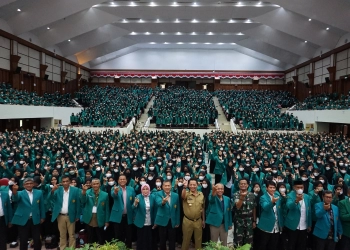 Pj Gubernur Aceh, Achmad Marzuki, Rektor USK, Prof Marwan dan pejabat tinggi lainnya melakukan foto Bersama dengan mahasiswa baru pada acara Pakarmaru di Gedung AAC Dayan Dawood, Selasa (2/8/2022). (Foto: Dok USK)