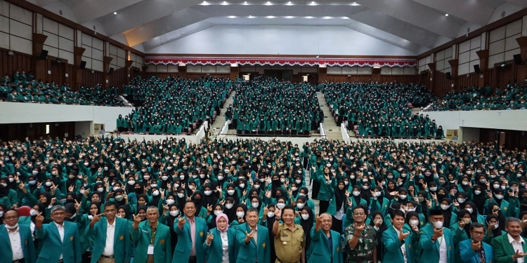 Pj Gubernur Aceh, Achmad Marzuki, Rektor USK, Prof Marwan dan pejabat tinggi lainnya melakukan foto Bersama dengan mahasiswa baru pada acara Pakarmaru di Gedung AAC Dayan Dawood, Selasa (2/8/2022). (Foto: Dok USK)