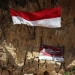 Bendera merah putih berukuran 15x4 meter berkibar di tebing Lampuuk. (17/8/2022). (Foto: Antara/Nurul Hasanah)