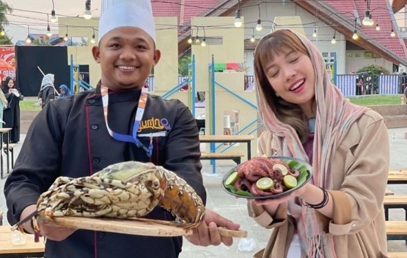 Pendiri Guritno, Rizki Fadli (kiri) bersama Bella Kuku Tanesia di Aceh Street Food Festival di Banda Aceh, beberapa waktu lalu. Foto: Dok. Pribadi