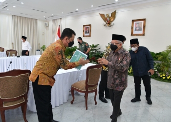 Pj Gubernur Aceh, Achmad Marzuki bersalaman dengan Wakil Presiden RI Ma'ruf Amin di Istana Wakil Presiden RI, Jakarta, Kamis (4/8/2022). (Foto: Ist)
