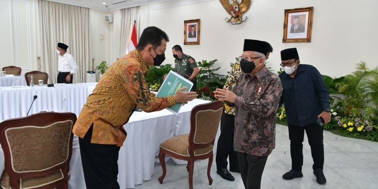 Pj Gubernur Aceh, Achmad Marzuki bersalaman dengan Wakil Presiden RI Ma'ruf Amin di Istana Wakil Presiden RI, Jakarta, Kamis (4/8/2022). (Foto: Ist)