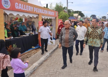 Sekda Aceh Taqwallah meninjau stand usai membuka Aceh Culinary Festival 2022 di Taman Ratu Safiatuddin, Banda Aceh, Jumat (5/8/2022). (Foto: Ist)