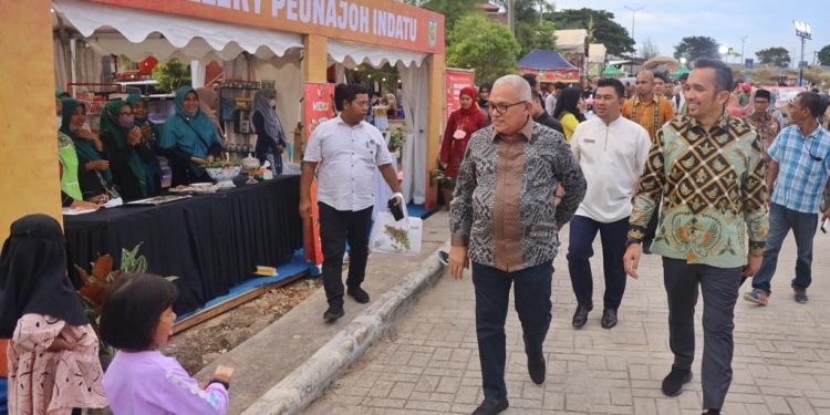 Sekda Aceh Taqwallah meninjau stand usai membuka Aceh Culinary Festival 2022 di Taman Ratu Safiatuddin, Banda Aceh, Jumat (5/8/2022). (Foto: Ist)