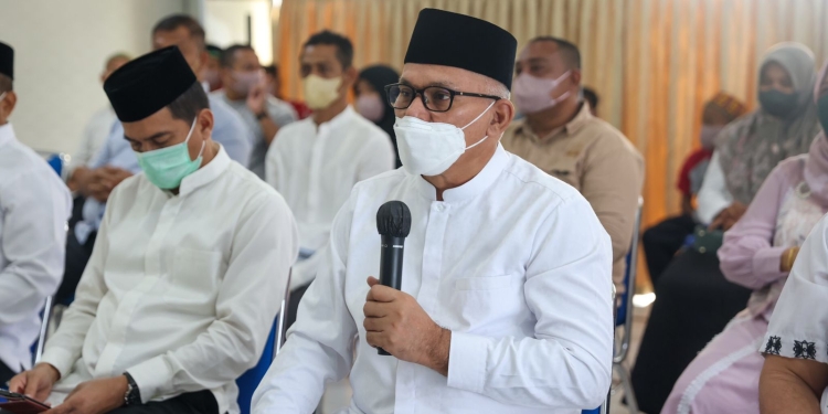 Sekda Aceh, Taqwallah memberikan arahan usai mengikuti kegiatan Zikir dan Doa bersama Pemerintah Aceh secara virtual di UPTD RSAN Dinas Sosial Aceh, Aceh Besar, Jumat, (12/8/2022). (Foto: Ist)
