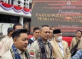 Ketua Umum Partai Pelita Beni Pramula (kiri), Sekretaris Jenderal Partai Pelita Tantan Taufiq Lubis (tengah), Ketua Majelis Permusyawaratan Partai (MPP) Partai Pelita Din Syamsuddin (kanan) di depan gedung KPU, Jakarta, Sabtu (13/8/2022). (Foto: Antara/Melalusa Susthira K)