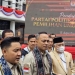 Ketua Umum Partai Pelita Beni Pramula (kiri), Sekretaris Jenderal Partai Pelita Tantan Taufiq Lubis (tengah), Ketua Majelis Permusyawaratan Partai (MPP) Partai Pelita Din Syamsuddin (kanan) di depan gedung KPU, Jakarta, Sabtu (13/8/2022). (Foto: Antara/Melalusa Susthira K)