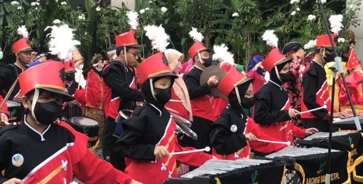 Kelompok drumben tunanetra dari Sentra Terpadu Pangudi Luhur (STPL) Bekasi, Jawa Barat, tampil pada upacara peringatan HUT ke-77 RI di kompleks Kantor Kementerian Sosial, Jakarta, Rabu (17/8/2022). (Foto: Antara/Devi Nindy)