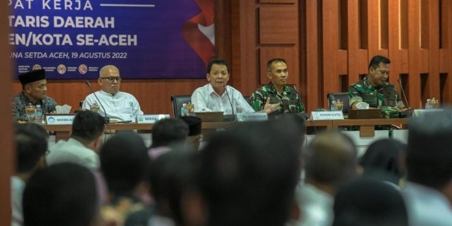 Pj Gubernur Aceh, Achmad Marzuki, didampingi Sekda Aceh Taqwallah, memberikan arahan pada rapat kerja Sekretaris Daerah Kabupaten/Kota se-Aceh, di Ruang Serbaguna Setda Aceh, Jum’at (19/8/2022). (Foto: Ist)