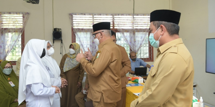 Sekda Aceh, Taqwallah didampingi Kadisdik Aceh, Alhudri, dan memberikan arahan tentang Program Gerakan Imunisasi dan Stunting Aceh (GISA) usai mengikuti kegiatan Zikir dan Doa bersama Pemerintah Aceh secara virtual, di SMAN 15 Adidarma, Banda Aceh, Selasa (23/8/2022). (Foto: Ist)