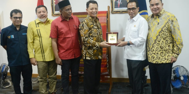 Pj Gubernur Aceh, Achmad Marzuki, menyerahkan cinderamata kepada Menhub Budi Karya Sumadi, saat melakukan pertemuan di Kementerian Perhubungan RI, Jakarta, Selasa, (23/8/2022). (Foto: Ist)